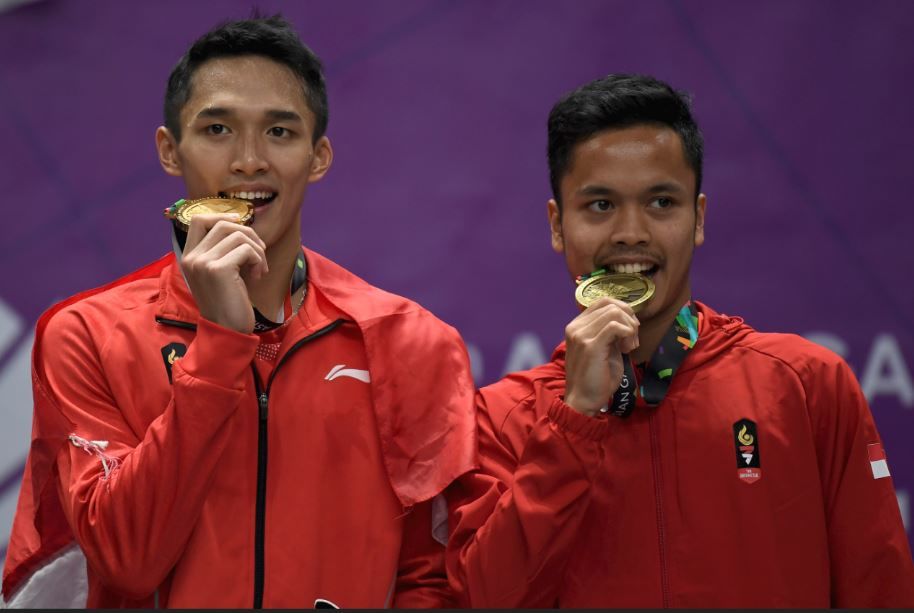 Ternyata Ini Alasan Kenapa Para Atlet Sering Menggigit Medali Emas