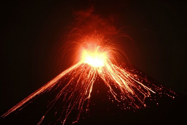 Waspada, Gunung Krakatau Semburkan Lava Pijar