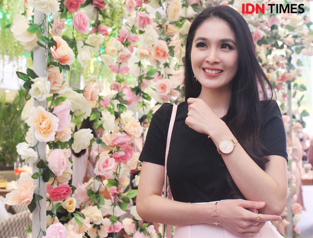 9 Cerita Unik Sandra Dewi Saat Mengurus Raphael Moeis yang Super Imut