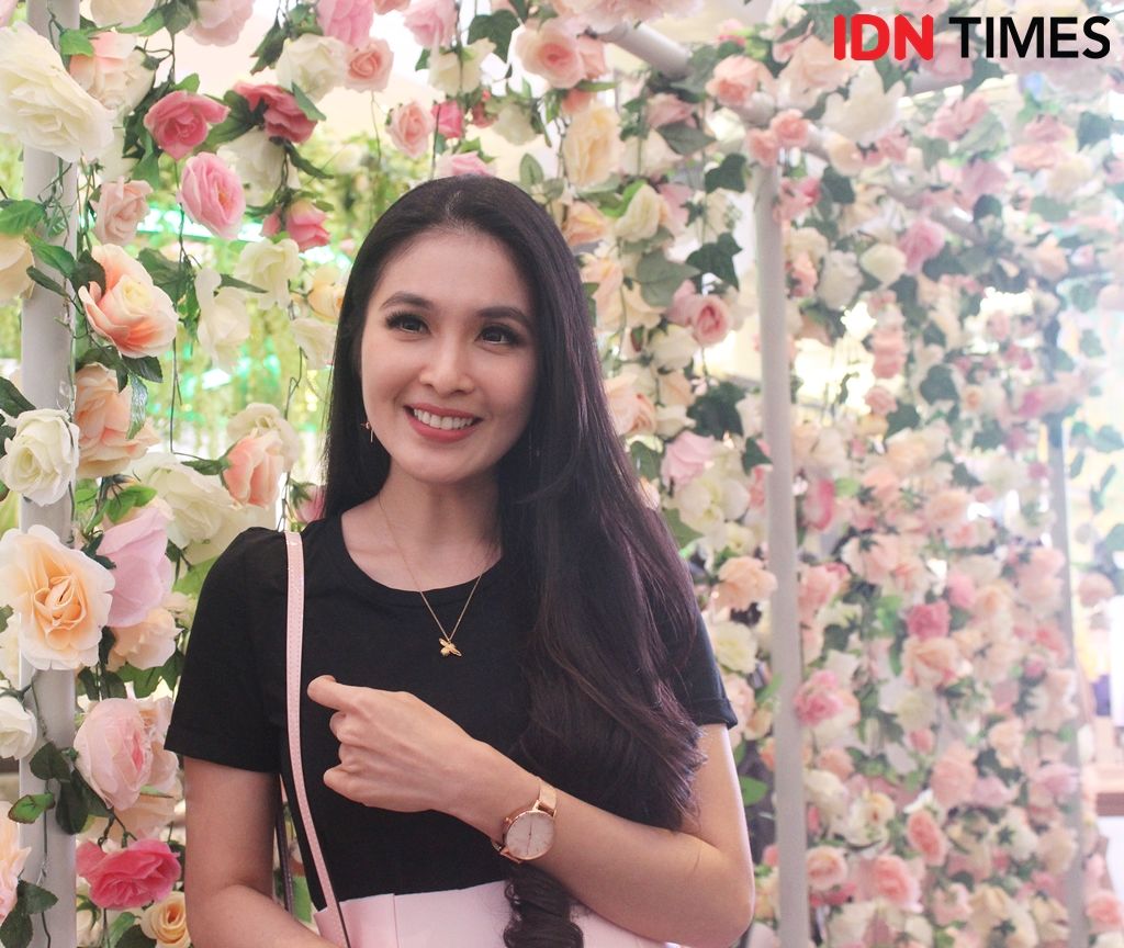 9 Cerita Unik Sandra Dewi Saat Mengurus Raphael Moeis yang Super Imut