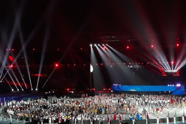 Penutupan Asian Games 2018, Para Atlet Gunakan Jas Hujan