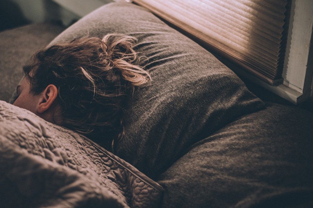 Suka Sakit Kepala Setelah Tidur Siang? Ini 4 Penyebab dan Solusinya