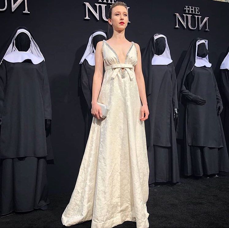 10 Potret Memesona Taissa Farmiga, Sosok Suster Irene di Film The Nun