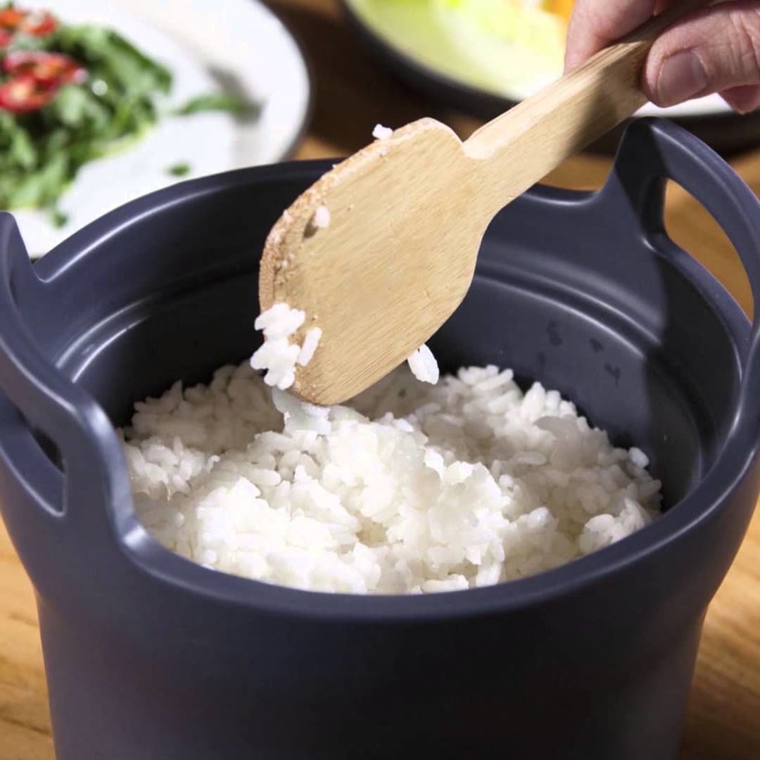 Penting Nih! Nasi di Rice Cooker Ternyata Harus Diaduk Seletah Matang 
