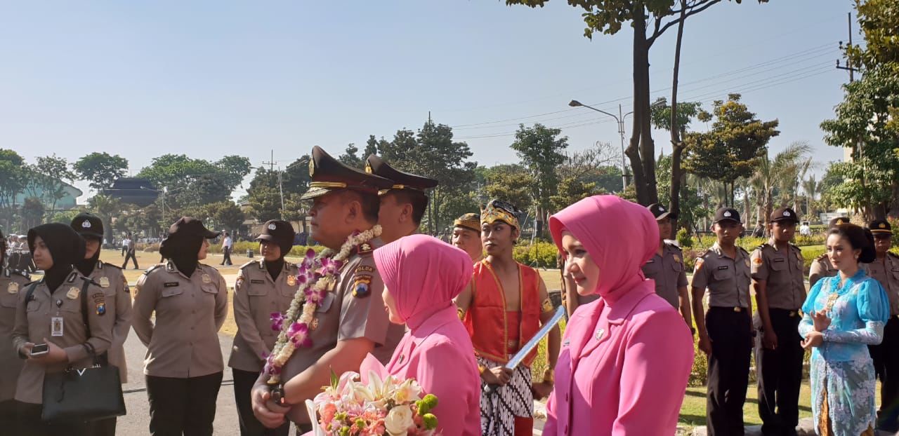 Gamelan Iringi Kedatangan Kapolda dan Wakapolda Baru Jawa Timur