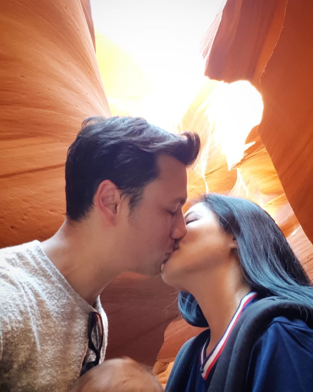 11 Pasangan Suami Istri Ini Gak Segan Unggah Foto Ciuman