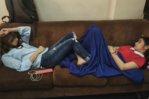 Bisa Tidur di Manapun, 12 Potret Artis Terekam Kamera Sedang Terlelap