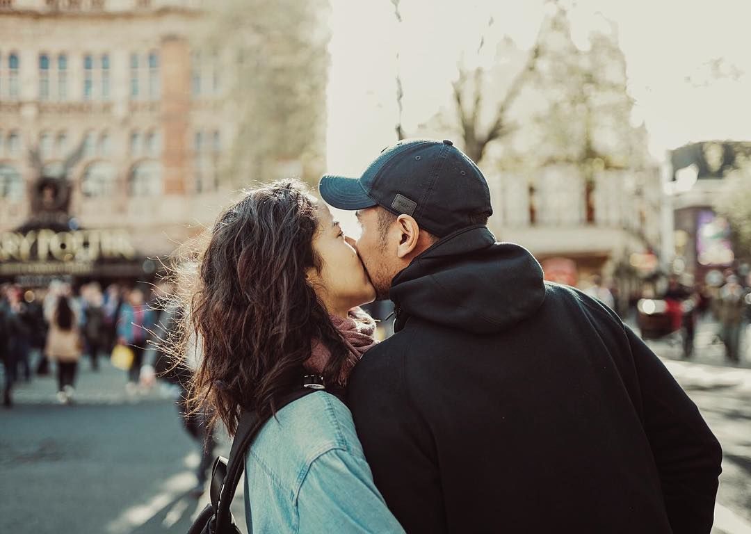 11 Pasangan Suami Istri Ini Gak Segan Unggah Foto Ciuman