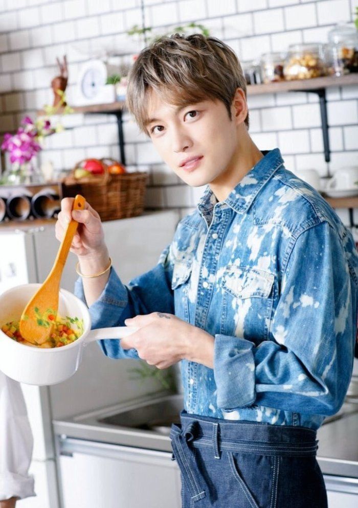 10 Idola KPop yang Jago Masak, Pacar Idaman Banget!