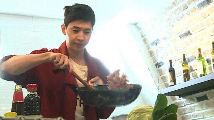 10 Idola KPop yang Jago Masak, Pacar Idaman Banget!