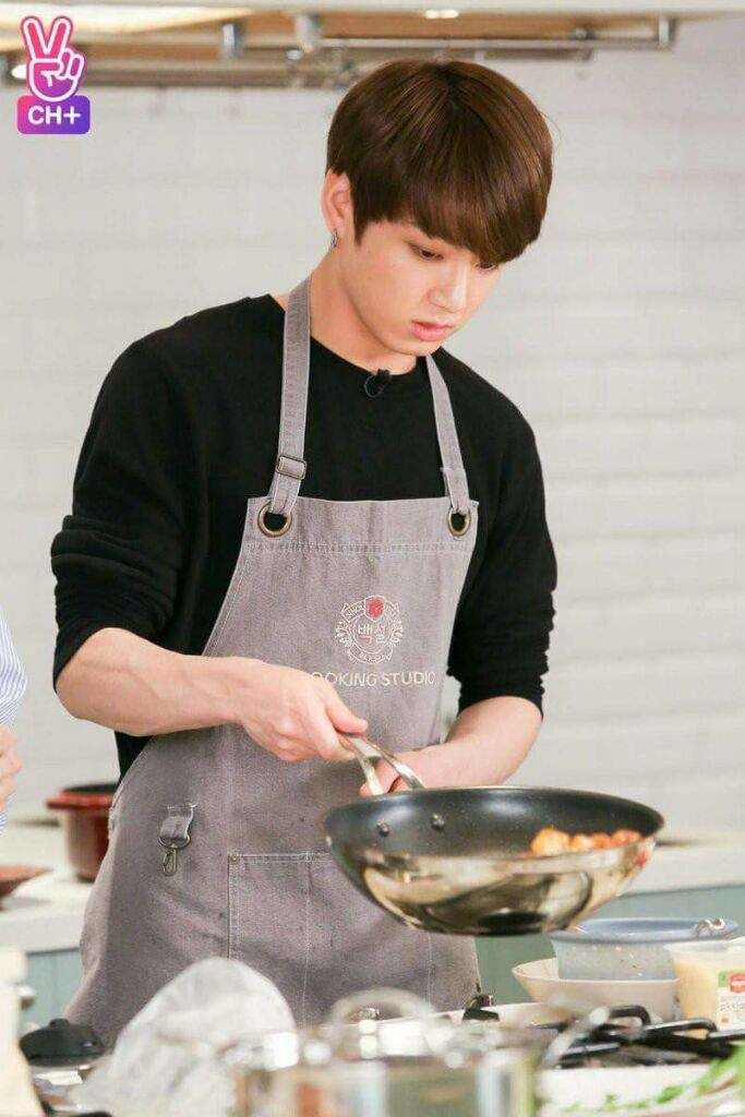 10 Idola KPop yang Jago Masak, Pacar Idaman Banget!