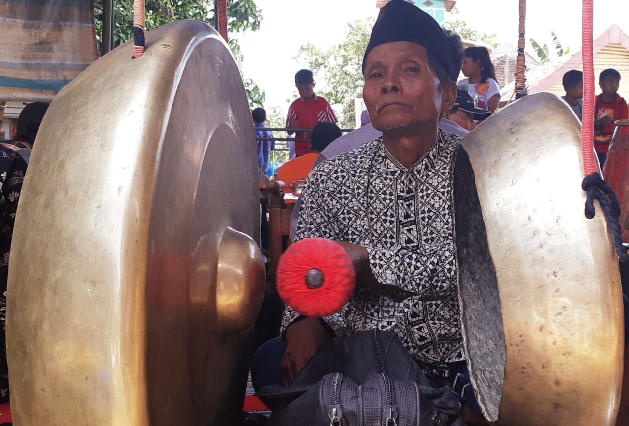 Merawat Tradisi di Tengah Pohon-pohon Beton