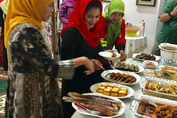 Puti Mengaku Ketagihan Masakan Rumah Khofifah