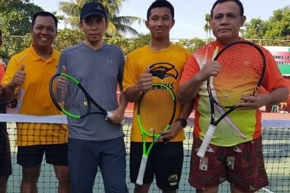 TGB Klarifikasi Foto Viral Dirinya Bermain Tenis dengan Deputi KPK