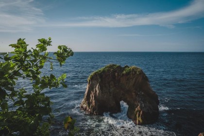 Eksotisnya Gurabala di Pantai Tomajiko Pulau Hiri, Wajib Lihat!
