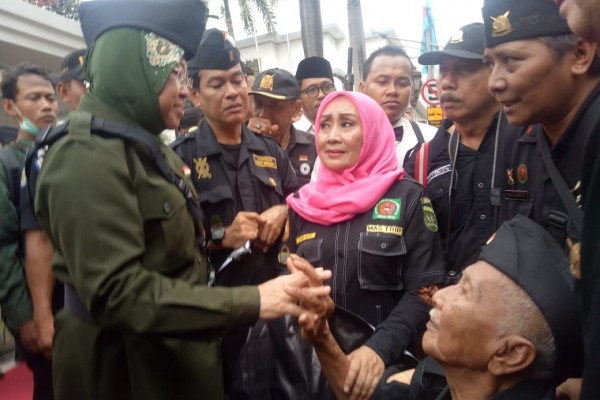 Honorer Protes Syarat Masuk CPNS, Risma Janji Akan Memperjuangkan