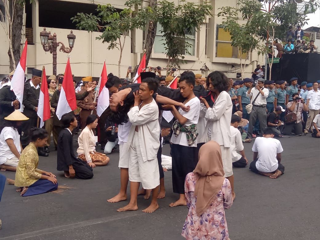 Haru, Warga Surabaya Peringati Perobekan Bendera di Hotel Yamato