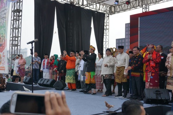 Bertemu Sekjen PDIP, Sekjen Demokrat Foto Acungkan Jempol