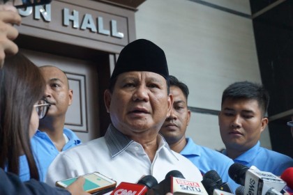 Gelar Pertemuan dengan Pendukungnya, Prabowo Ajak Kucing Kesayangannya