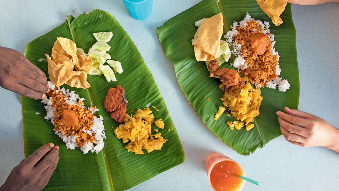 Bukan Hanya Indonesia, 6 Negara Ini Punya Tradisi Makan Pakai Tangan