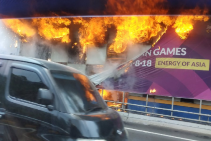 Kebakaran di Gerbang Tol Pejompongan, Sengatan Api Terasa Hingga Mobil
