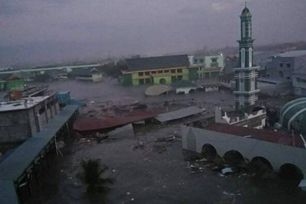 VIRAL: Kubah Masjid di Sebelah Palu Grand Mall Ambruk Akibat Gempa