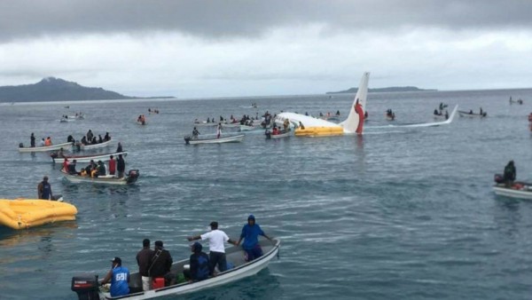 Maskapai Air Niugini Mendarat Darurat di Laut