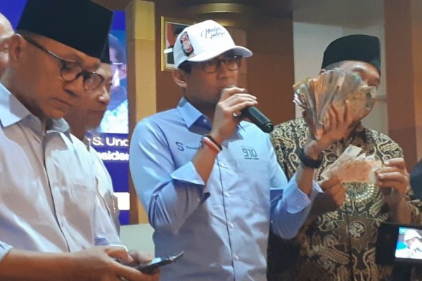Saat Sandi Disawer Para Pendukungnya di Surabaya