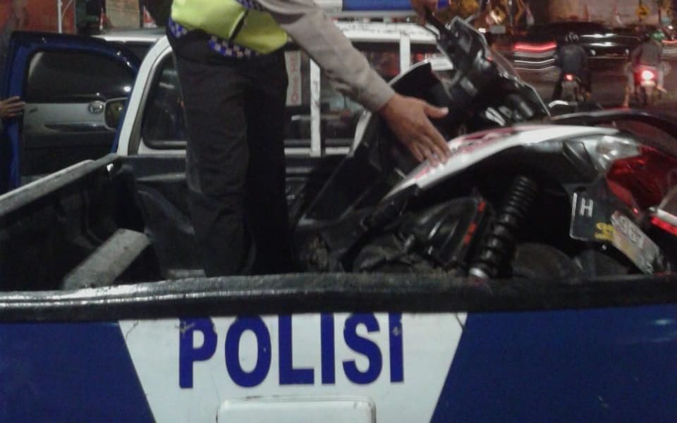 Gagal Salip Truk, Pria Ini Malah Tewas Terlindas