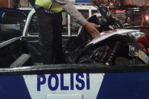 Gagal Salip Truk, Pria Ini Malah Tewas Terlindas