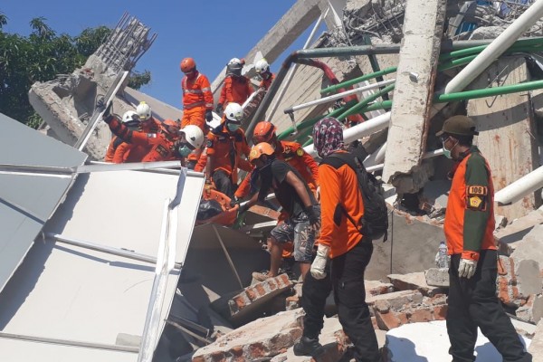 Mendagri Persilakan Warga Mengambil Makanan dari Toko Serba Ada