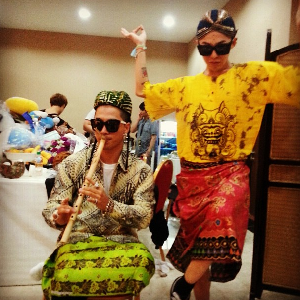 12 Potret Artis Luar Negeri Pakai Batik, Bikin Bangga!
