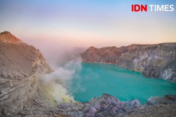 5 Spot Foto Terindah yang Harus Dikunjungi Saat Mendaki ke Kawah Ijen