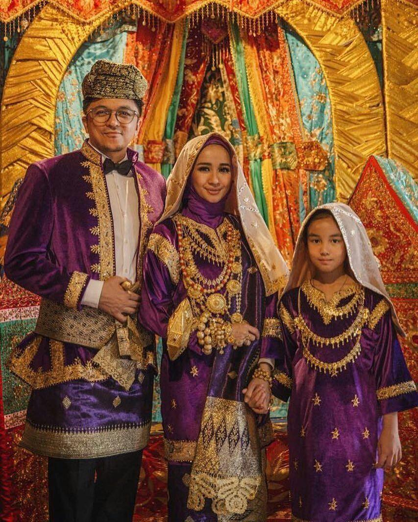 10 Inspirasi Baju Pengantin Adat Minang  yang Syar i