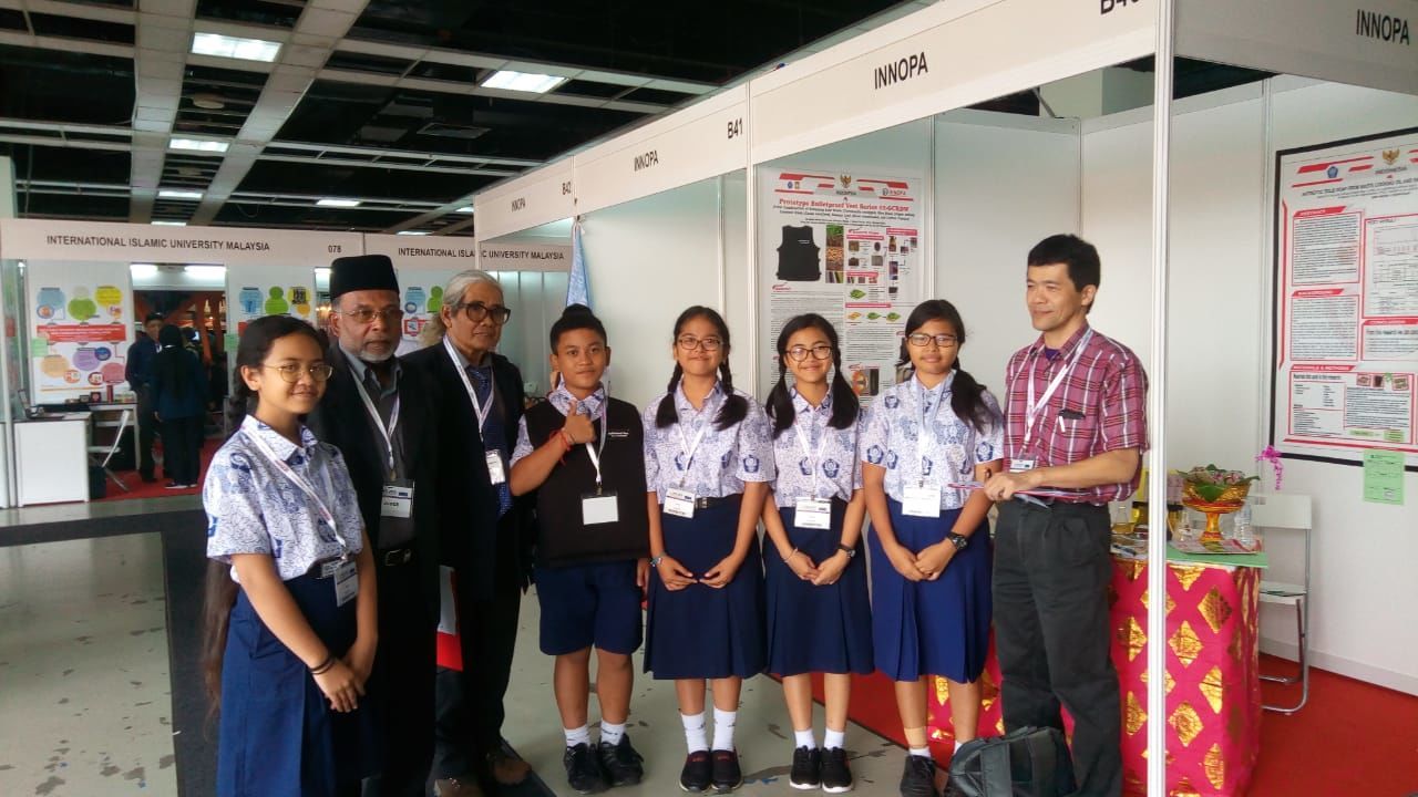 Siswa SMP 3 Denpasar Ciptakan Rompi Anti Peluru Dari Sampah Daun