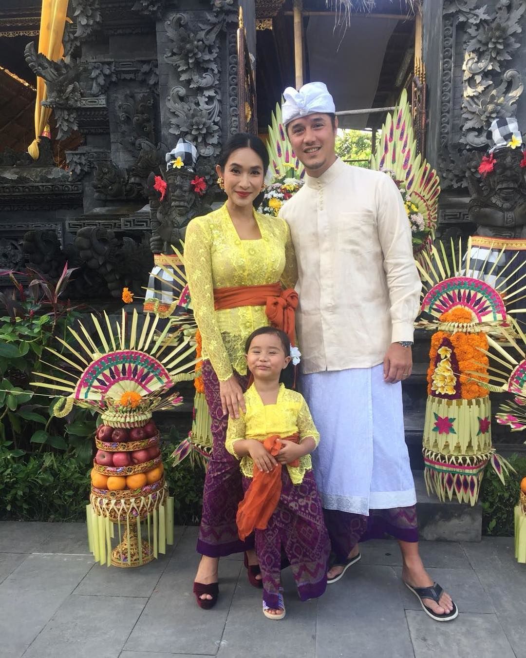 Berpakaian adat  Bali  tiap hari Kamis
