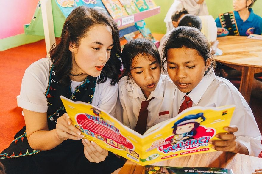 Peduli Pendidikan, 10 Potret Chelsea Islan dengan Anak-anak Indonesia