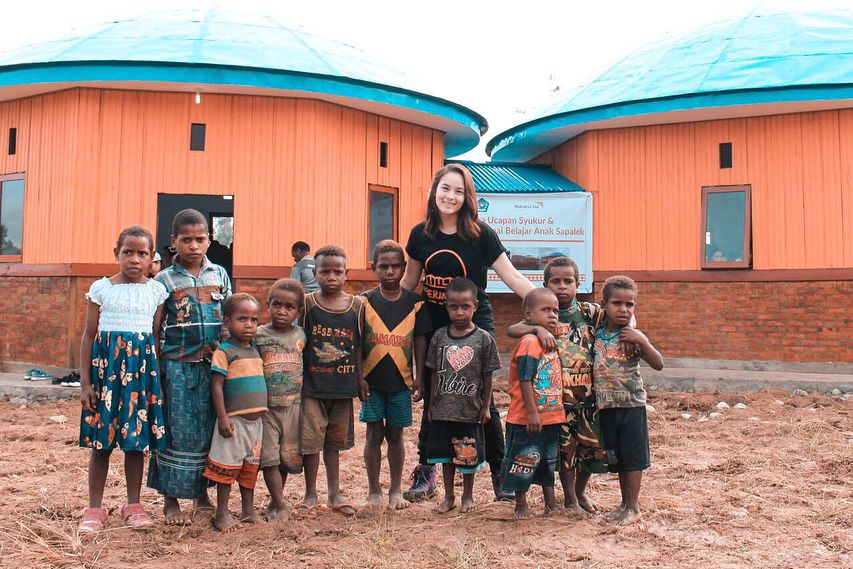 Peduli Pendidikan, 10 Potret Chelsea Islan dengan Anak-anak Indonesia