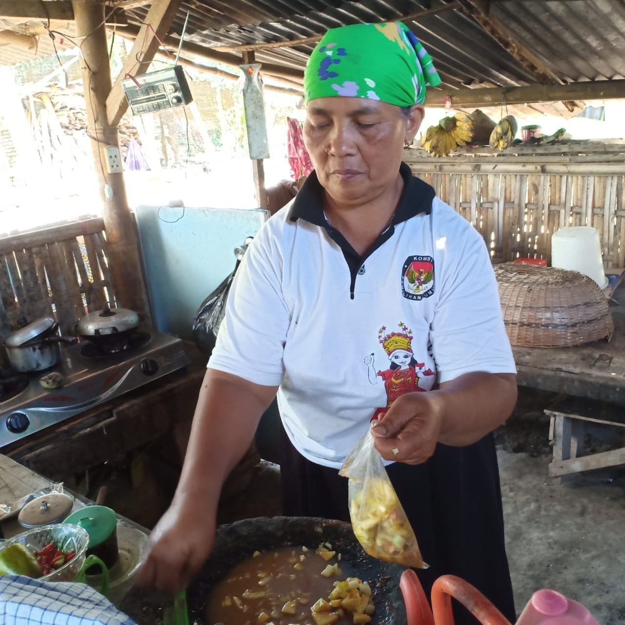 Rujak Gobet, Rasa Masam Buah Muda Berpadu dengan Ubi Jalar Mentah 