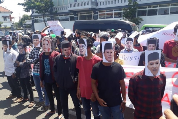 Jengah dengan Hoaks, Pedemo Bakar Gambar Wajah Politikus