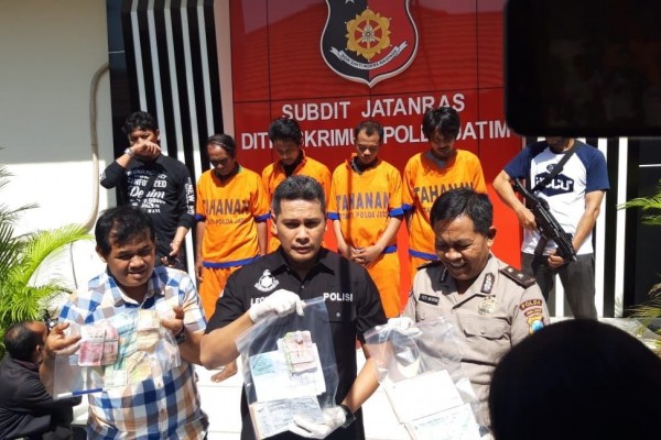 Polisi Tangkap Sindikat Premanisme Berkedok Calo Tiket Bus di Surabaya