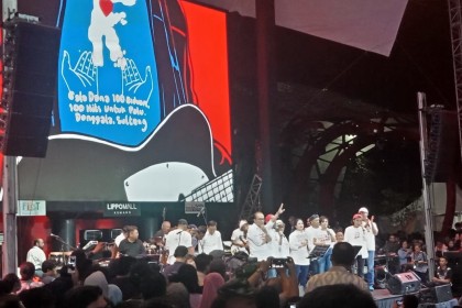 Band Menteri Elek Yo Lelang Gitar Akustik Rp 1,1 Miliar untuk Palu