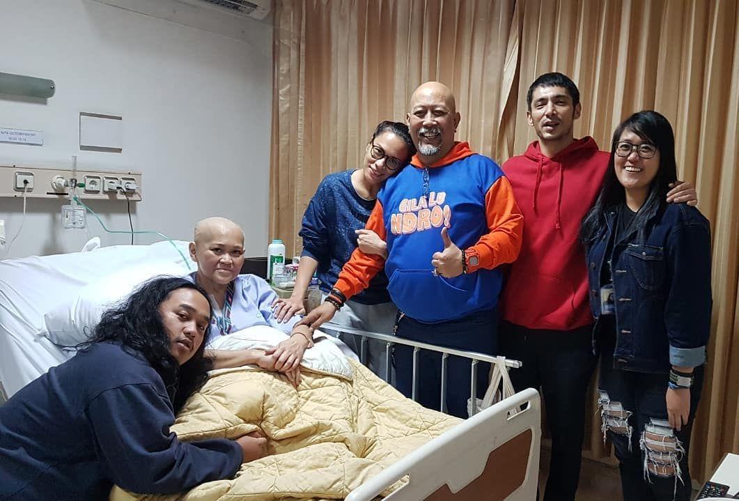 13 Potret Perjalanan Cinta Indro Warkop & Istri Sampai Maut Memisahkan