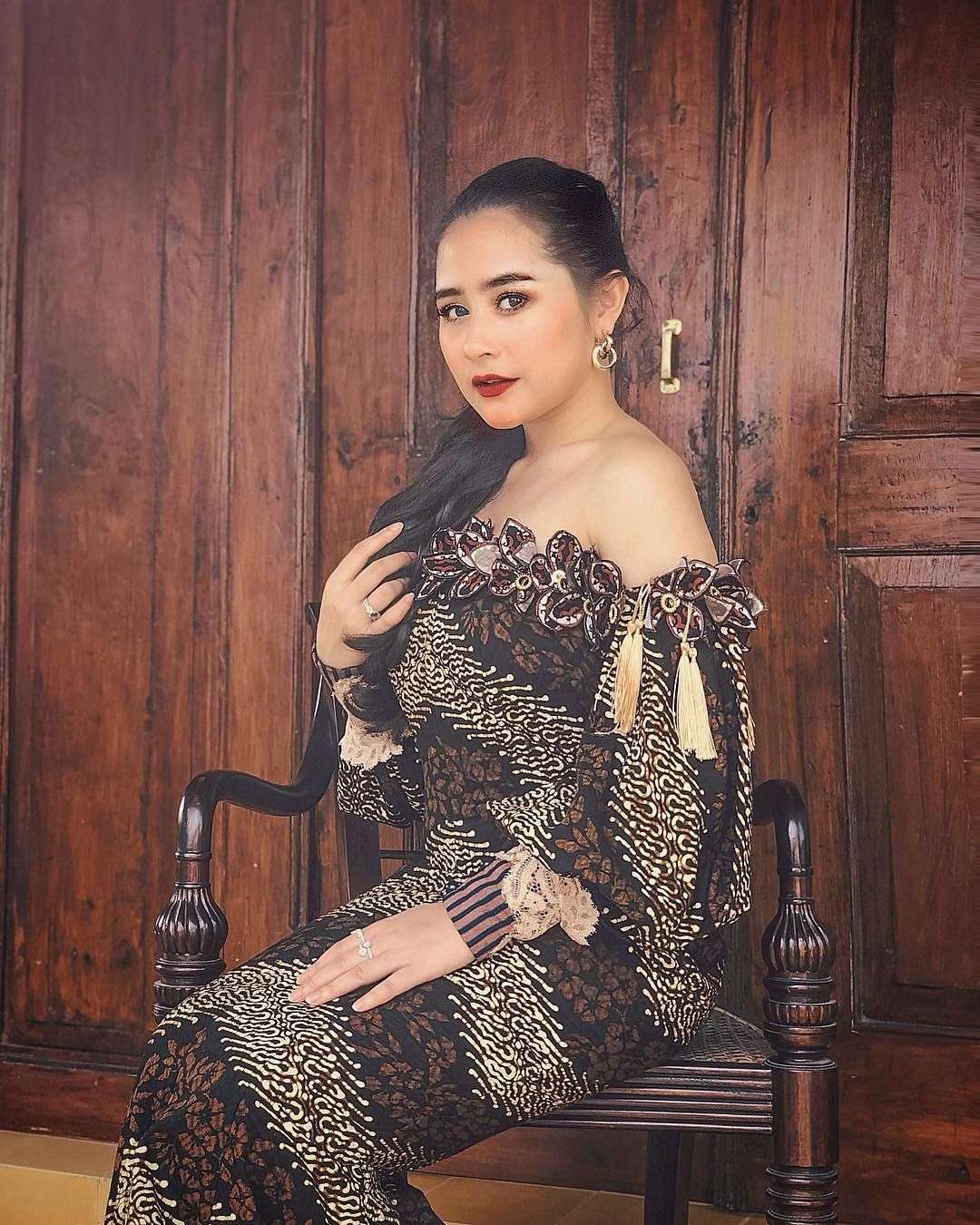 Bak Putri Keraton, 10 Potret Prilly Latuconsina Dalam Balutan Kebaya