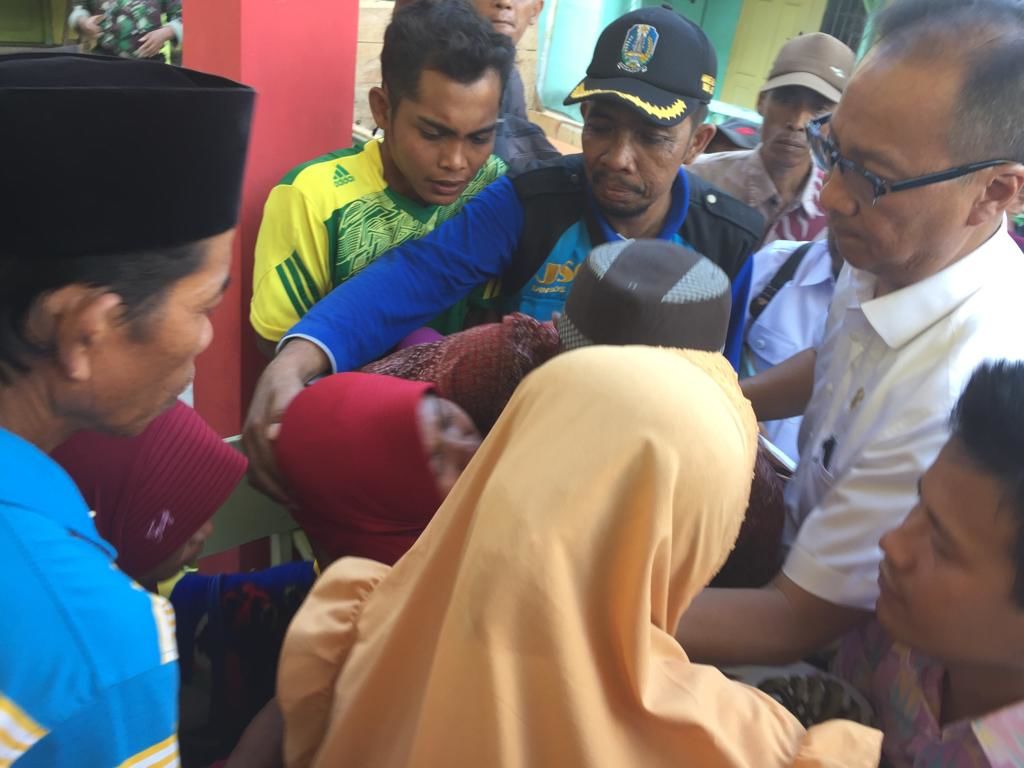 Kunjungi Sumenep, Menteri Sosial Beri Santunan pada Korban Gempa