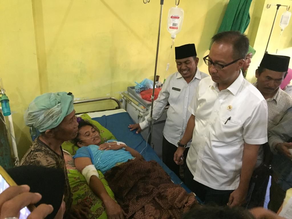 Kunjungi Sumenep, Menteri Sosial Beri Santunan pada Korban Gempa