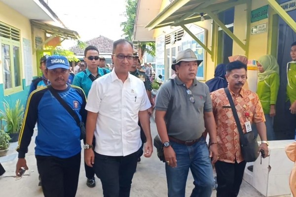 Kunjungi Sumenep, Menteri Sosial Beri Santunan pada Korban Gempa