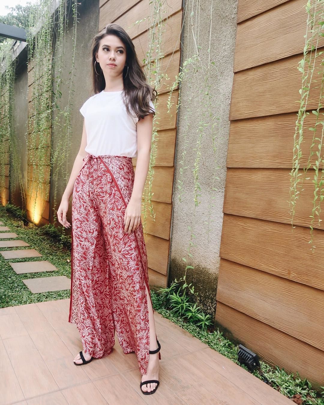 10 Ide Padu Padan Outfit Floral Ala Artis Indonesia