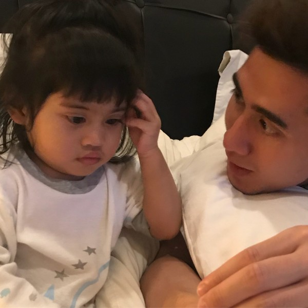 10 Potret Verrell Bramasta Asuh Vania Athabina, Kebapakan Banget!