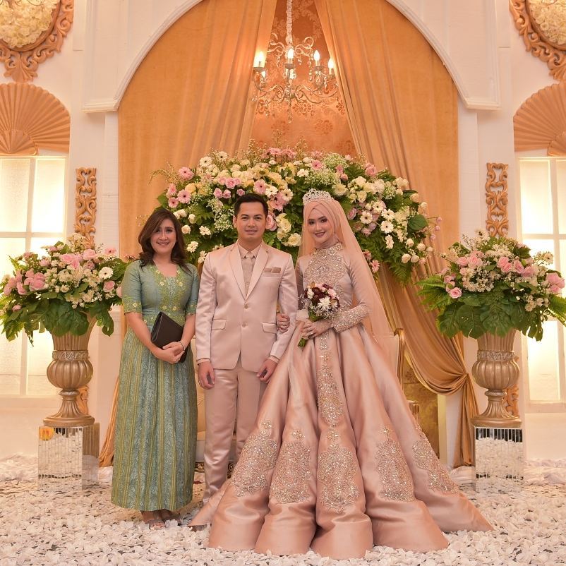 10 Inspirasi Gaun  Pengantin  Muslimah  Bergaya Modern Bak 